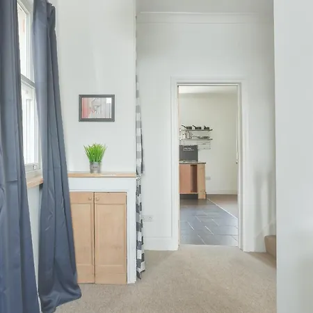 Rustic 3 Bedroom Maisonette In Heart Of Bristol