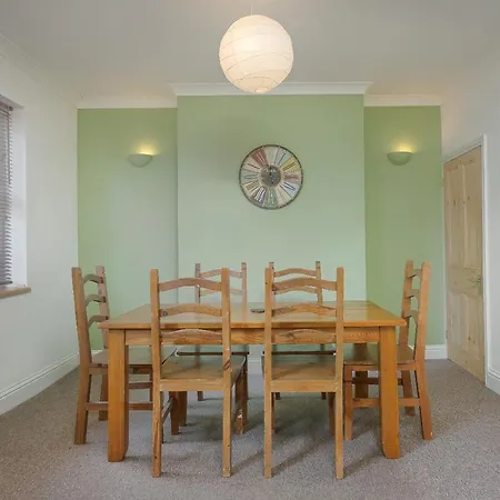 Rustic 3 Bedroom Maisonette In Heart Of